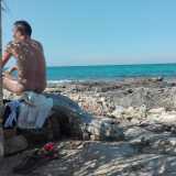 � questa la zona pi� frequentata dai nudisti (tutti maschi), che possono prendere il sole in totale libert� lontano da occhi indiscreti. Un uomo sulla quarantina nuota tranquillamente senza costume e viene a sedersi proprio vicino a noi per asciugarsi